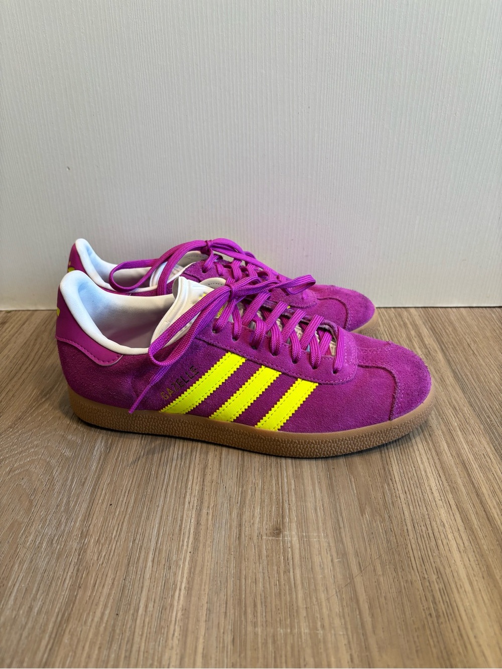 WOMENS ADIDAS ORIGINALS GAZELLE INDOOR_PURPLE BURST/SOLAR YELLOW JI1373-SIZE 6